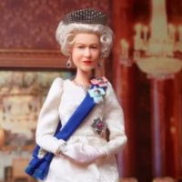 Rainha Elizabeth II ganha boneca Barbie própria em homenagem ao Jubileu de Platina