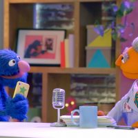 Grover, querido personagem da Vila Sésamo, mostra como incluir atividades físicas em sua rotina