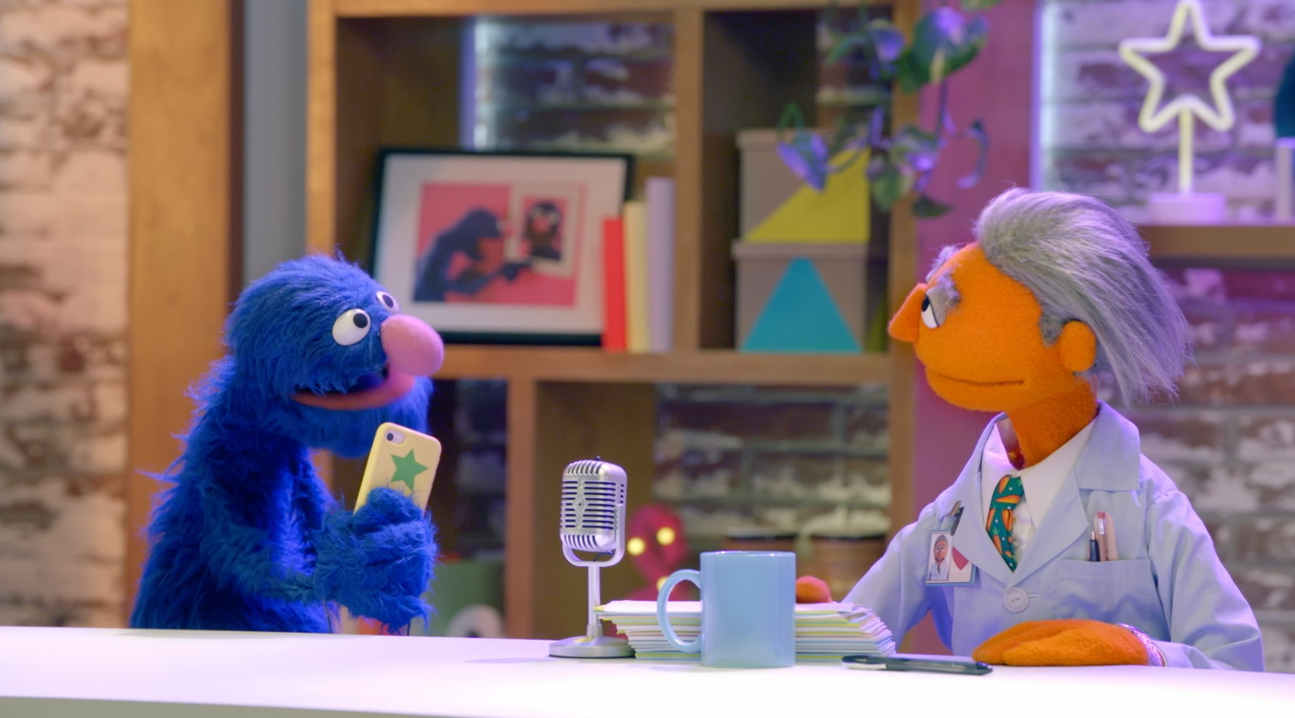 You are currently viewing Grover, querido personagem da Vila Sésamo, mostra como incluir atividades físicas em sua rotina