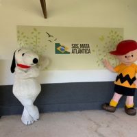 Visita dos personagens de Peanuts no centro de experimentos florestais da SOS Mata Atlântica