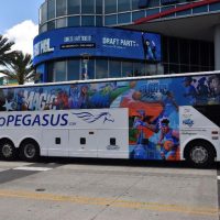 Ônibus que liga Miami a Orlando e outros destinos da Flórida ganha arte de Brasileiro