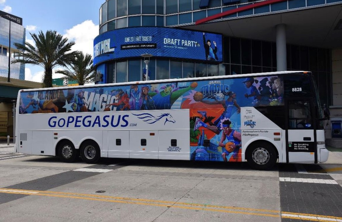 You are currently viewing Ônibus que liga Miami a Orlando e outros destinos da Flórida ganha arte de Brasileiro