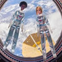 Barbie no espaço? Mattel fecha parceria com empresa espacial de Elon Musk