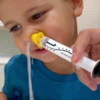 Lavagem nasal infantil ganha super-heróis como aliados