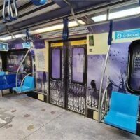 Wandinha: Metrô de São Paulo tem Mãozinha e decoração da série; confira
