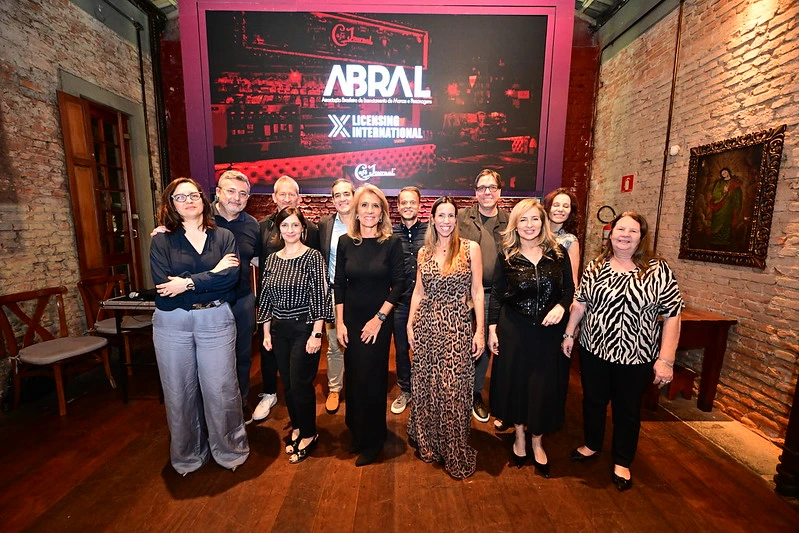 grupo de diretoria e conselheiros ABAP em ambiente de festa posando no coquetel Abral de apresentação dos novos diretores