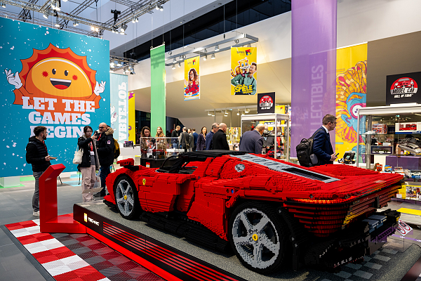 Ferrari feita de Lego na feira de brinquedos Spielwarenmesse 2025